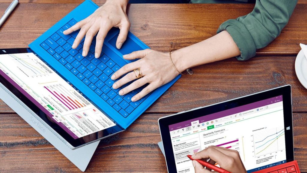 Persona colaborando en notas de Microsoft OneNote en un dispositivo portátil.